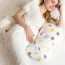 Coussin de grossesse beige avec motif géométrique